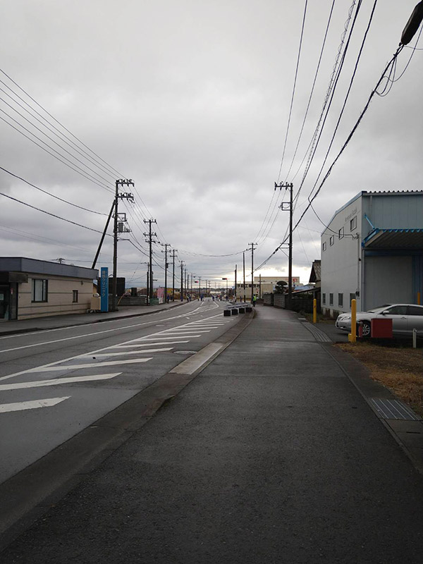 応援自粛でがらんとした沿道の写真