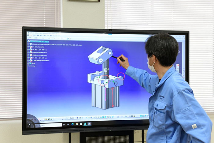 電子黒板『All In One Meeting Board　MAXHUB』を使用する様子