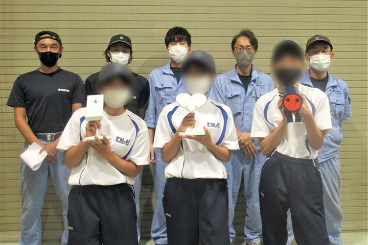インターンシップ生と社員の集合写真