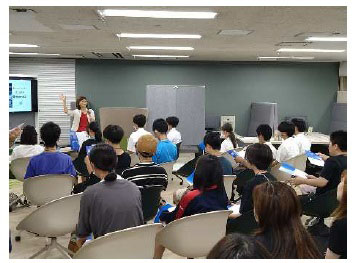 弊社代表の和久田による職業講話の様子